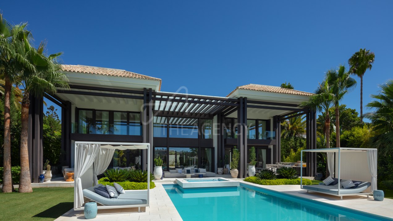 Magnificent frontline golf villa in Nueva Andalucía, Marbella.