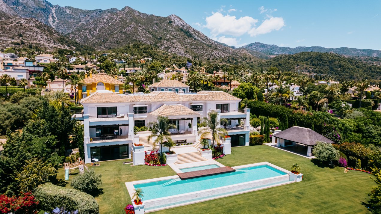 Exquisite Luxury Mediterranean Villa, Modern and Elegant, in the Prestigious Sierra Blanca, Marbella.