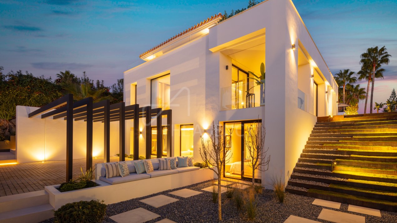 Beautiful four-bedroom villa in the Golf Valley in Nueva Andalucía, Marbella.