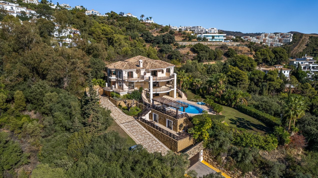 Villa Melana: Luxurious Retreat with Breathtaking Panoramic Views in Altos de Los Monteros, Marbella.