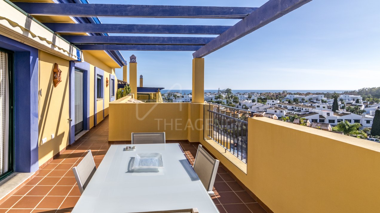 Blue Topaz: Exclusive Living with Panoramic Views in Penthouse Los Jazmines