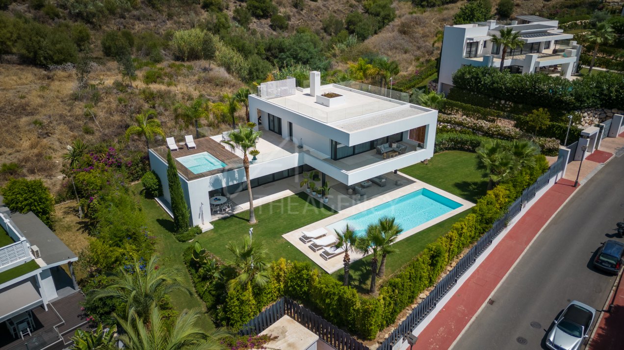 Modern villa in a gated urbanisation of Los Olivos in Nueva Andalucia, Marbella