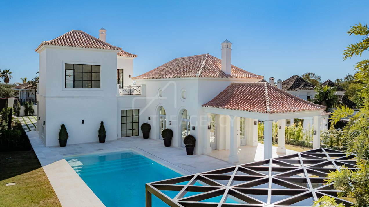 Elegant Villa in the Heart of Nueva Andalucía with Luxurious Amenities