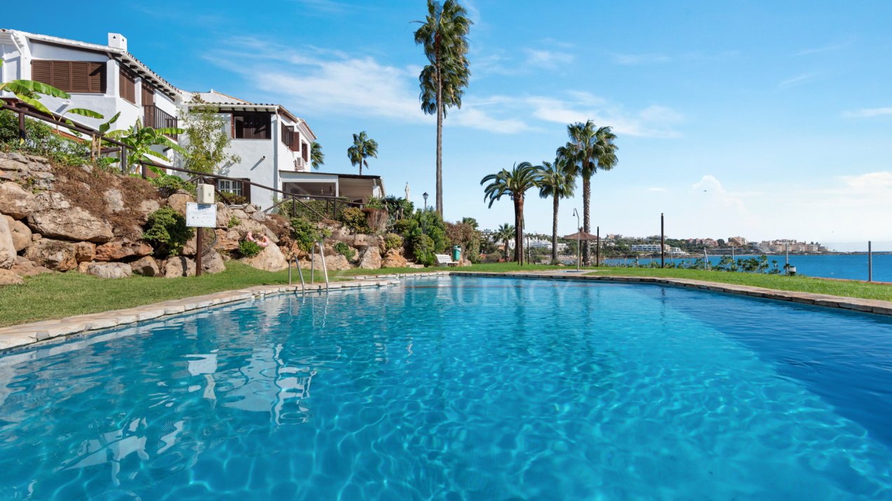 Beachfront, first line townhouse in Bahia de Azul, Estepona