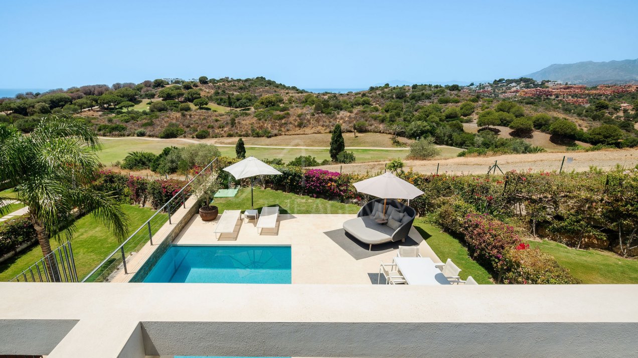 Casa Flamingo - Villa with Mediterranean and Golf Views in Cabopino, Marbella East