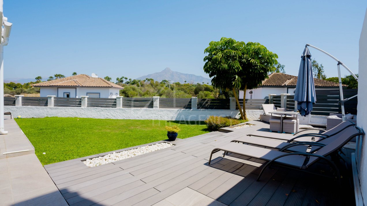 Elegant 4-Bedroom Townhouse in Prime Location Near Puerto Banús