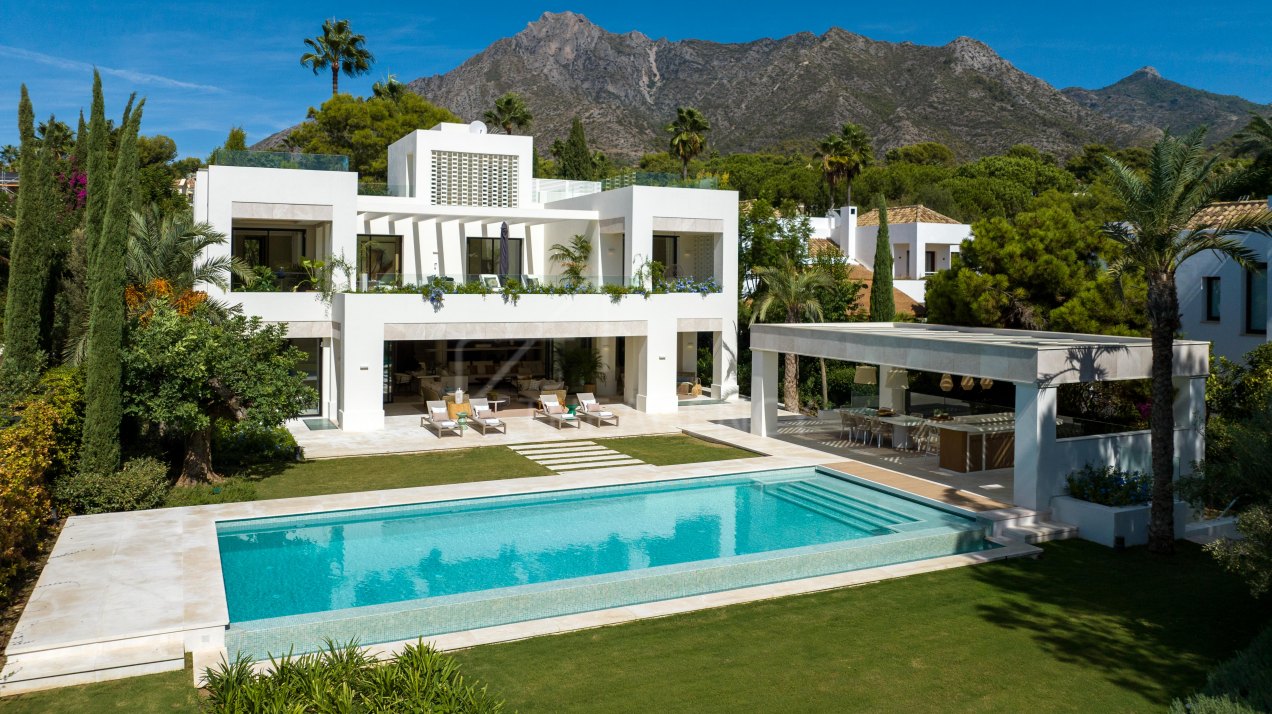 Spectacular Villa with Elegant Architecture in Altos Reales, Marbella