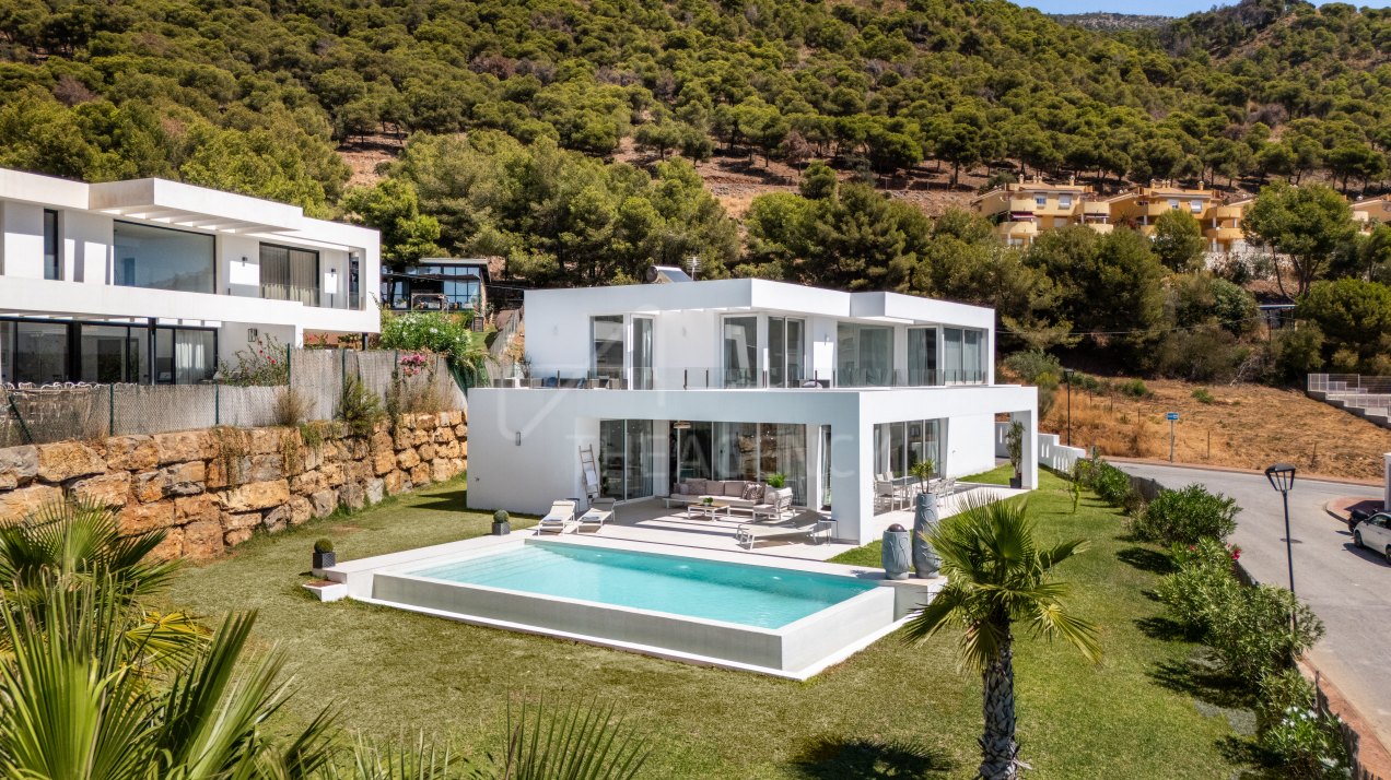 Sophisticated Modern Villa with Panoramic Views in Mijas