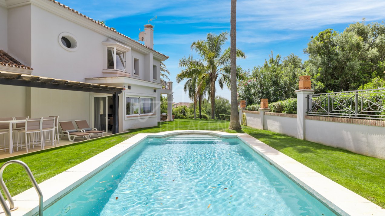 Exquisite 4-Bedroom Villa with Expansive Garden and Pool in El Rosario, Marbella