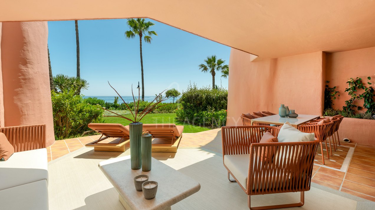 Renovated Beachfront Ground Floor Apartment - Menara Beach, Estepona East