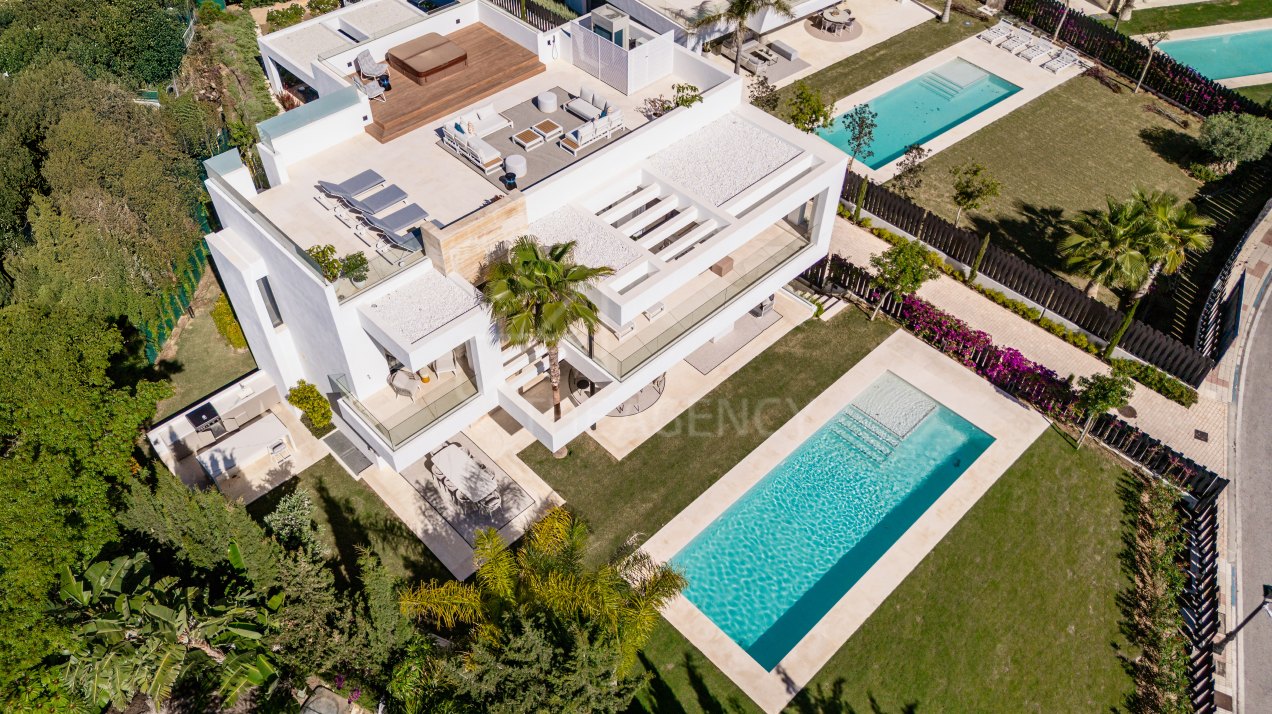 Contemporary 5-Bedroom Villa with Panoramic Sea and Mountain Views -Marbella’s Golden Mile