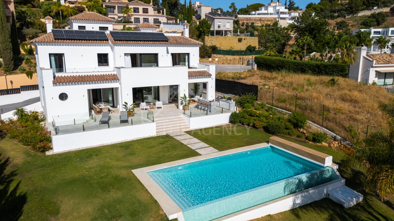 Frontline Golf Villa with Contemporary Design and Panoramic Views - Elviria, Marbella