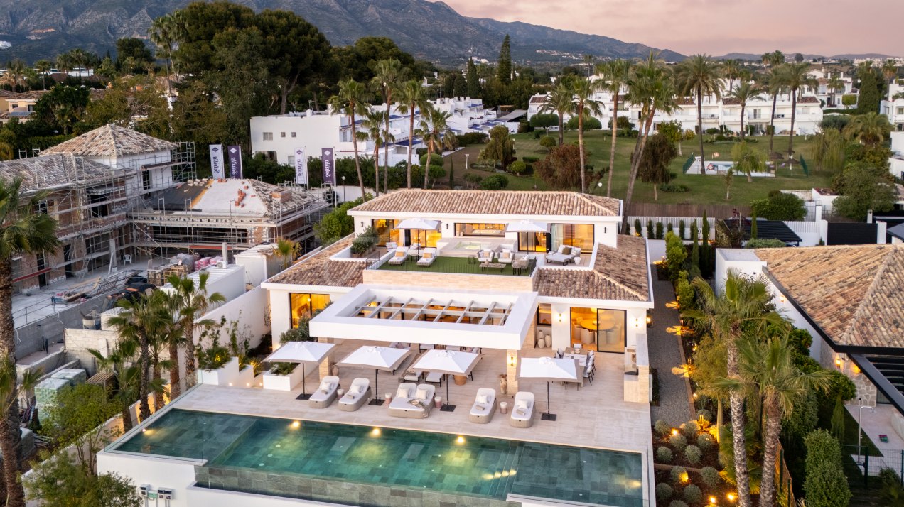 Modern Design Villa Overlooking Aloha Golf with Spa – Nueva Andalucía