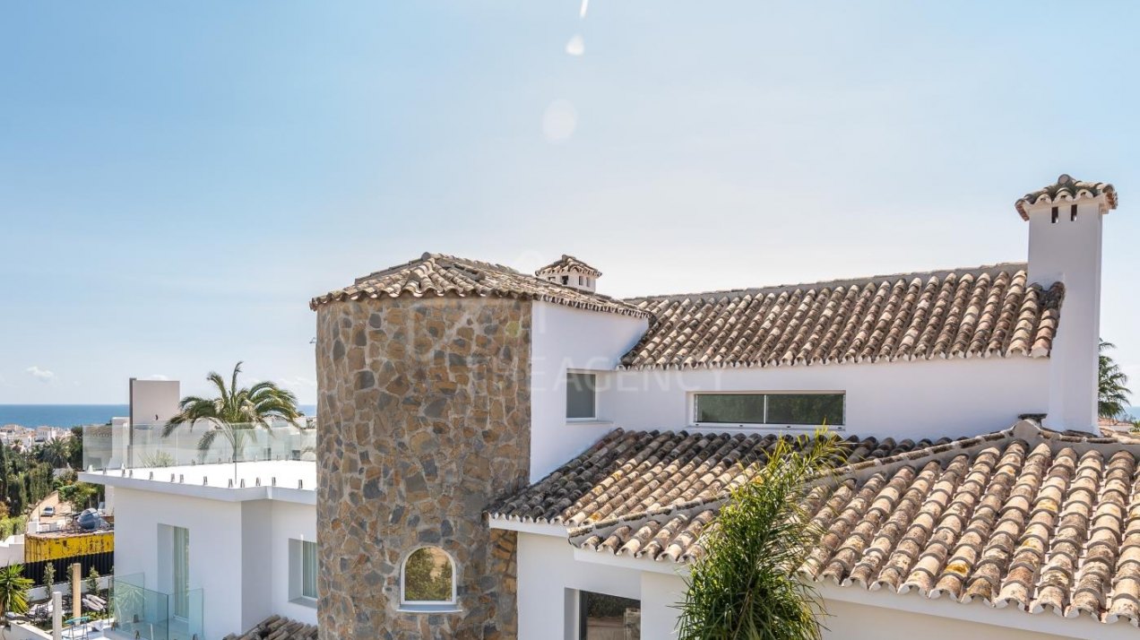 Luxurious 8-Bedroom Villa with Panoramic Rooftop Views in Nueva Andalucía