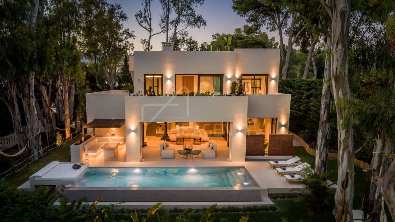 Elegant and Prestigious Villa in Marbella East, Los Monteros