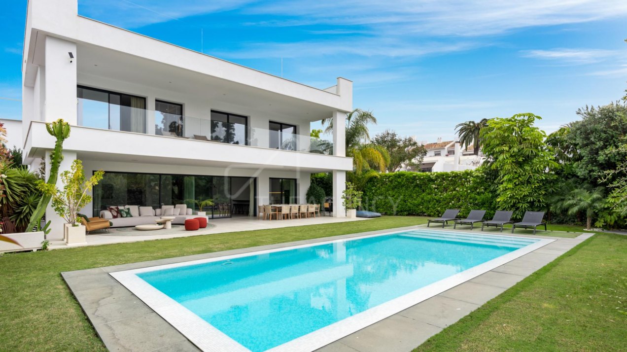 Exquisite Modern Villa with Luxury Features, Minutes from Puerto Banús