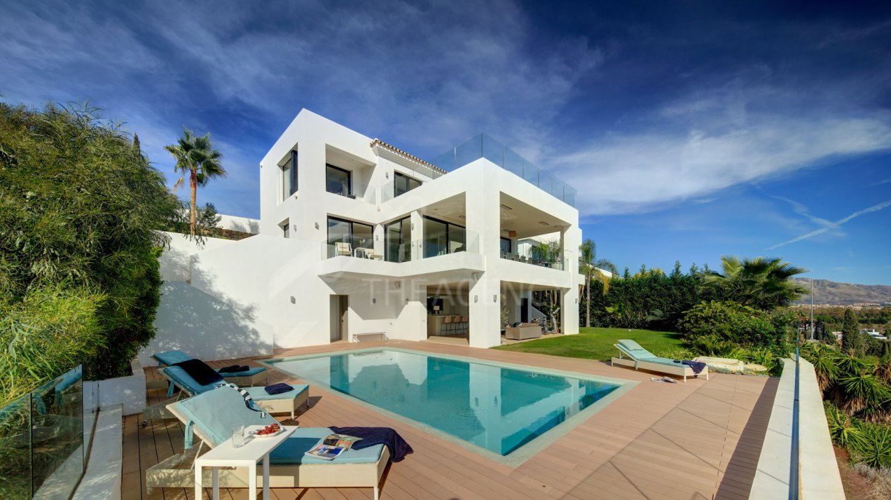 Exquisite 5-Bedroom Villa with Breathtaking Panoramic Views in Marbella East