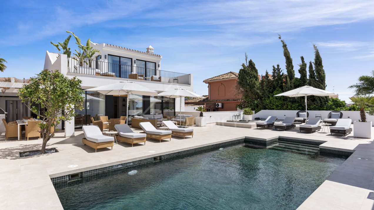 Beautiful Elegant Beachside Villa in Las Chapas Playa, Marbella