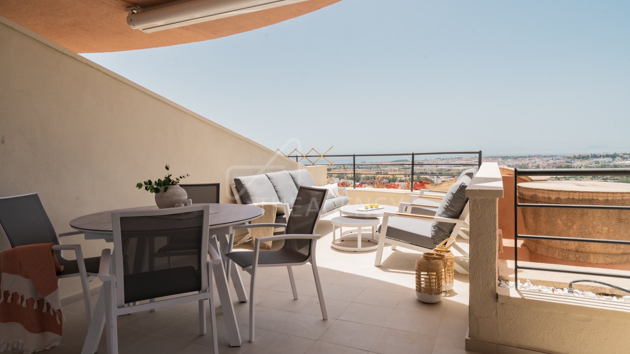 Elegant Apartment with Breathtaking Panoramic Sea Views in Magna, Marbella