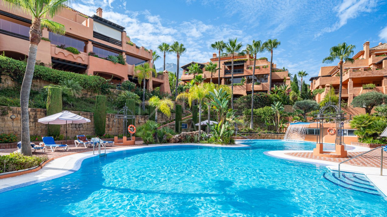 Luxurious Apartment with Enchanting Gardens in Prestigious Lagos de Sierra Blanca, Marbella