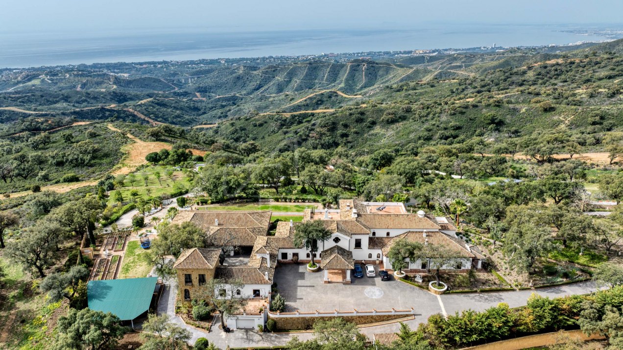 Exquisite Luxury Estate with Panoramic Countryside and Sea Views near La Mairena, Marbella East