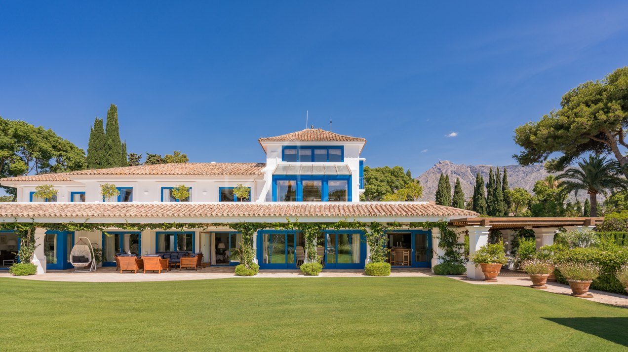 Casa Tania – Frontline Beach Villa with Private Tennis Court - Marbella Club, Marbella