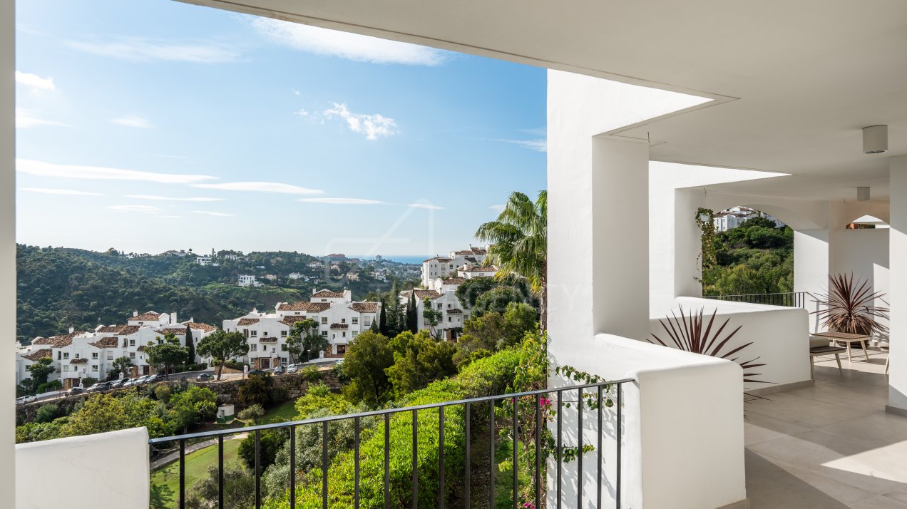 Elegant Apartment with Panoramic Views – La Quinta, Benahavís