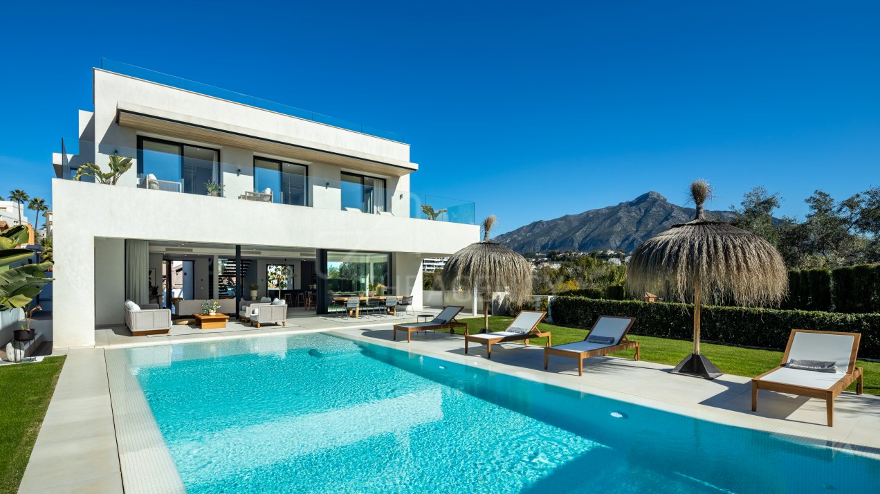 Modern Five-Bedroom Villa with Sea Views and Entertainment Level – La Cerquilla, Nueva Andalucía