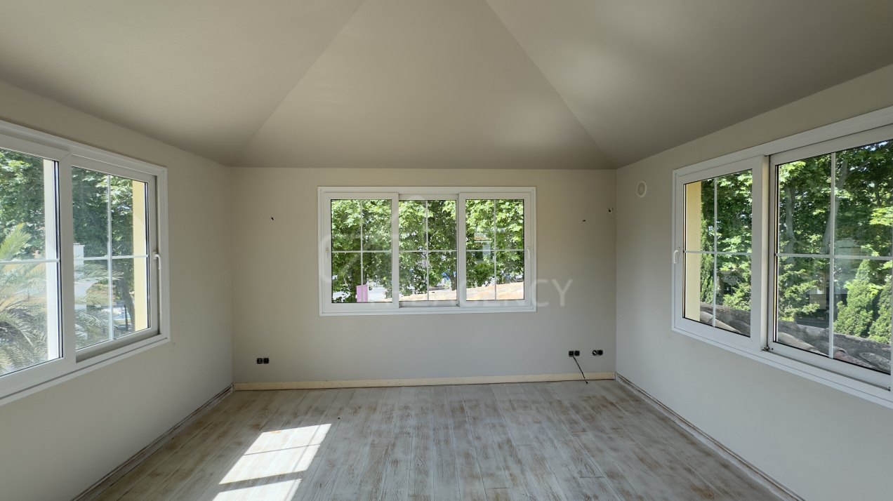 Top-Floor Office Space for Rent with Private Facilities, Steps from El Corte Inglés - Marbella Centro