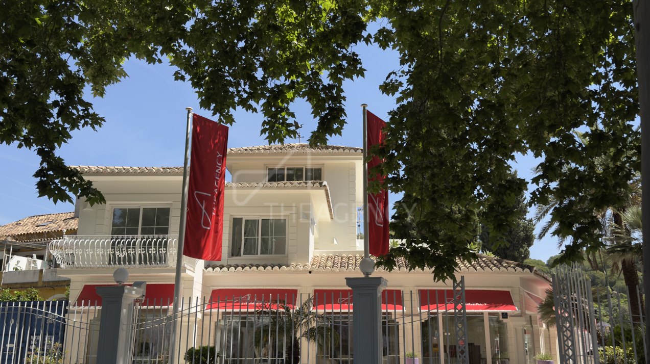 Top-Floor Office Space for Rent with Private Facilities and Reception – Steps from El Corte Inglés, Marbella Centro