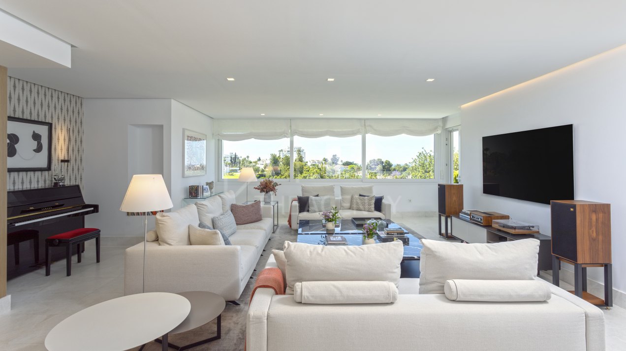 Bright Apartment with Golf Views and Partial Sea Views in Prime Guadalmina Location - Marbella