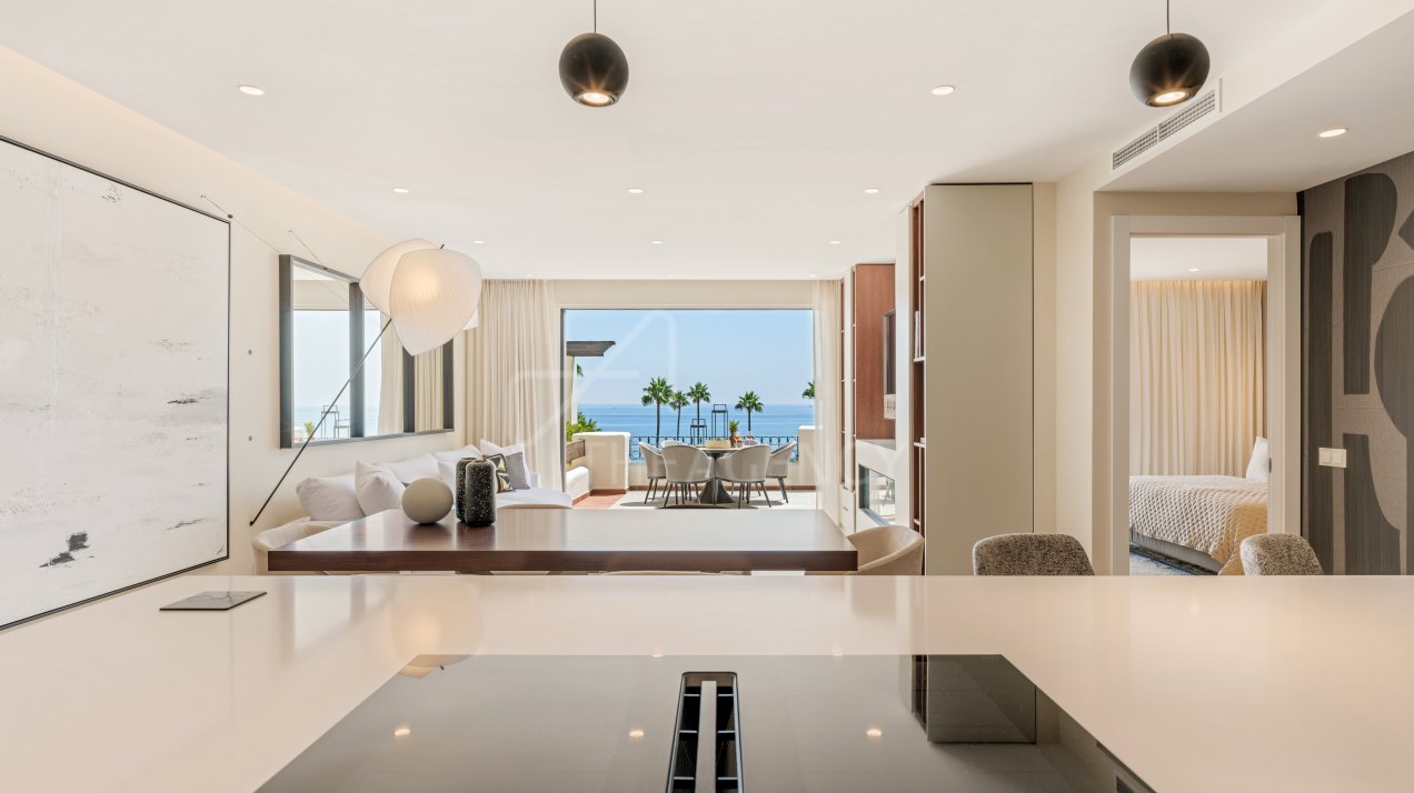 Fully renovated top-quality 4-bedroom duplex penthouse in Bahia del VelerÍn, Estepona.