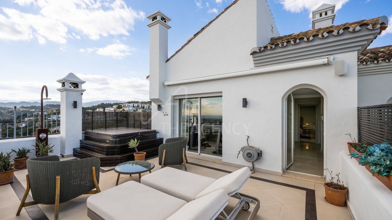 Fully renovated triplex penthouse in La Heredia, Benahavis.