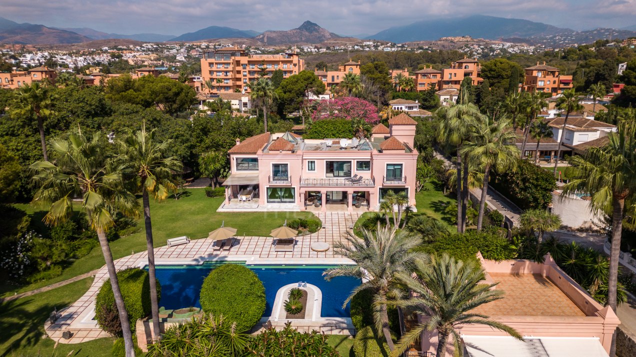 Casa Sol y Mar: Luxury Villa with Private Tennis Court in Paraiso Barronal, Estepona