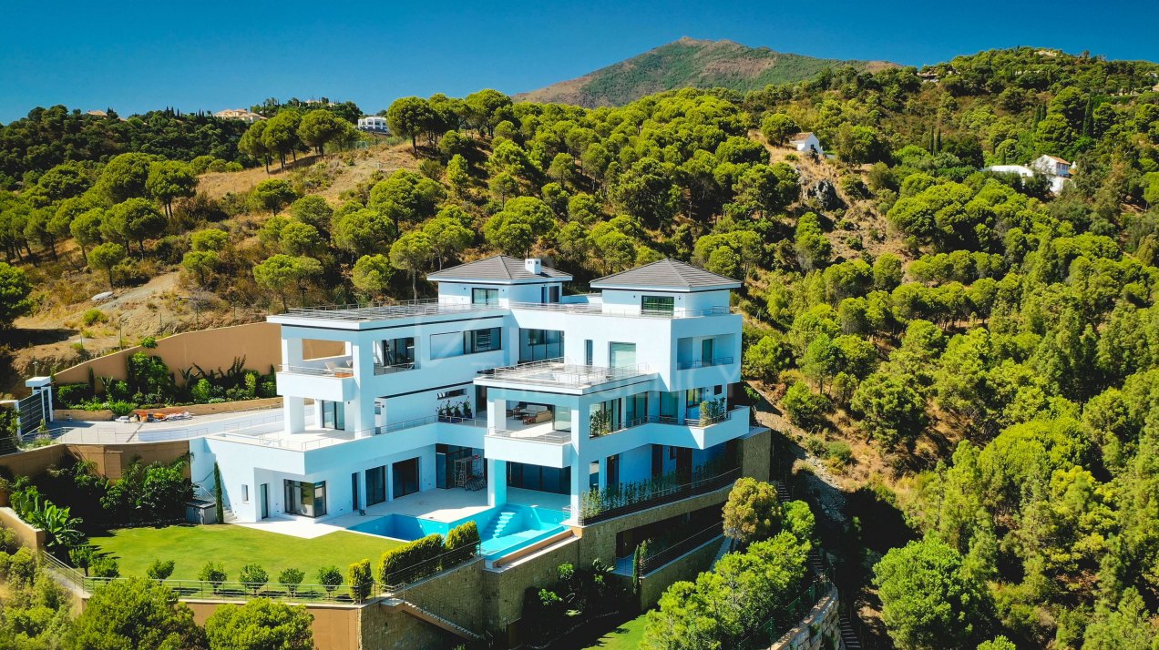 Newly built twelve-bedroom villa with panoramic views in Alcuzcuz, Benahavis.