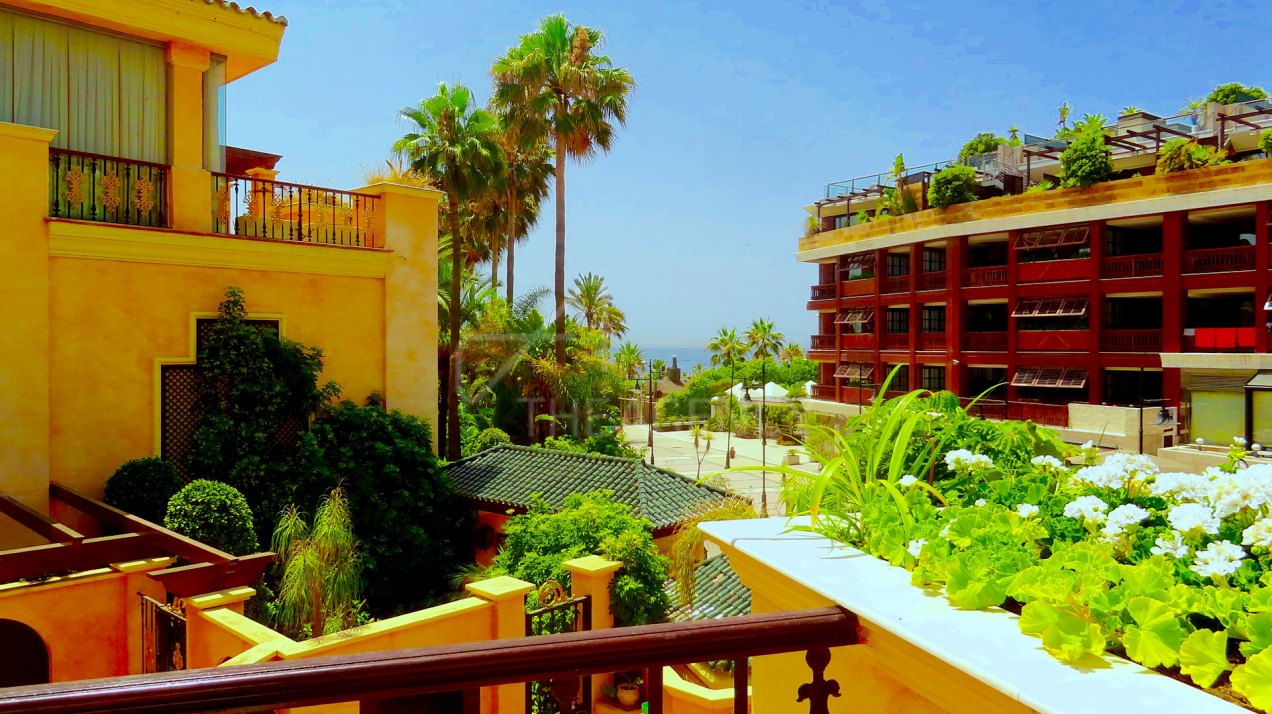 Three-bedroom apartment in a beachfront complex in Puerto Banús.