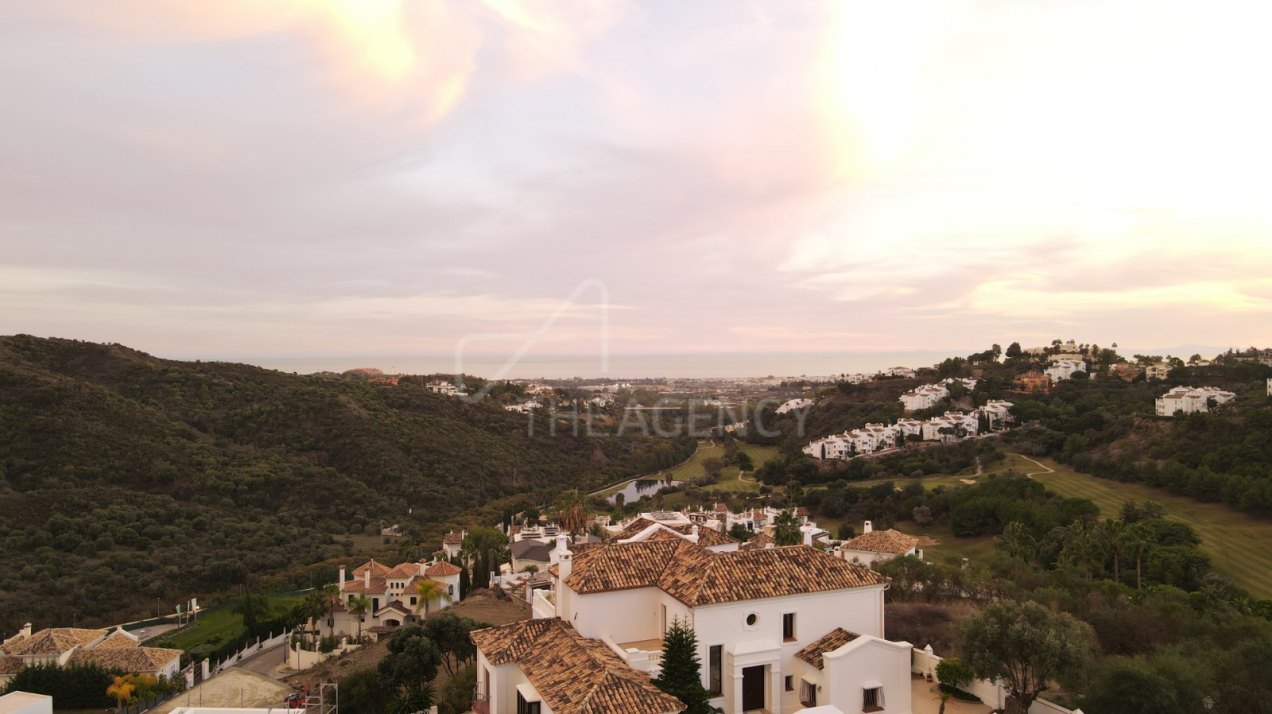 Sea and mountain views plot with a licence in Lomas de la Quinta, Benahavis.