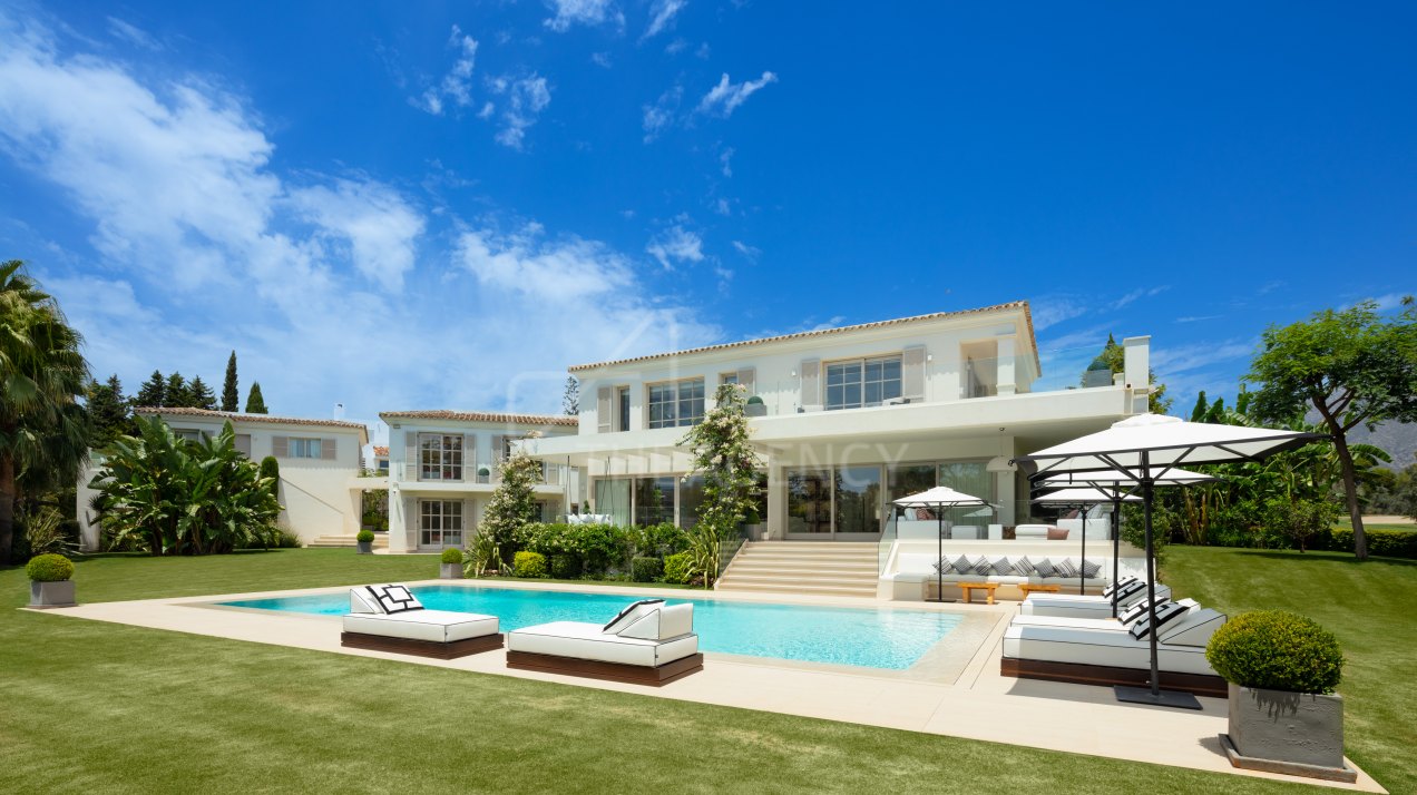 Magnificent five-bedrooms villa situated in a gated community in Nueva Andalucía, Marbella.