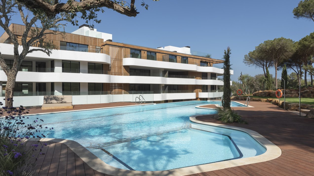 Contemporary and comfortable apartments and sky-villas in exclusive Sotogrande