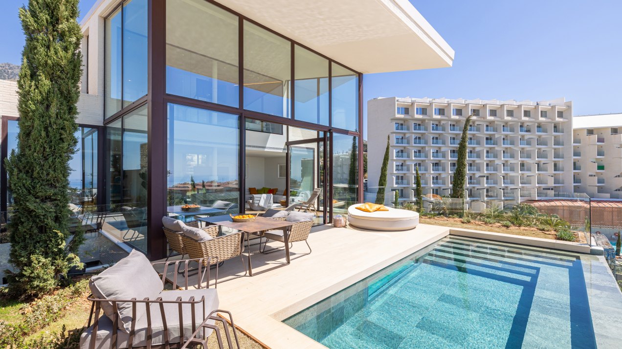 Development within the privileged gated community of El Higuerón, with security