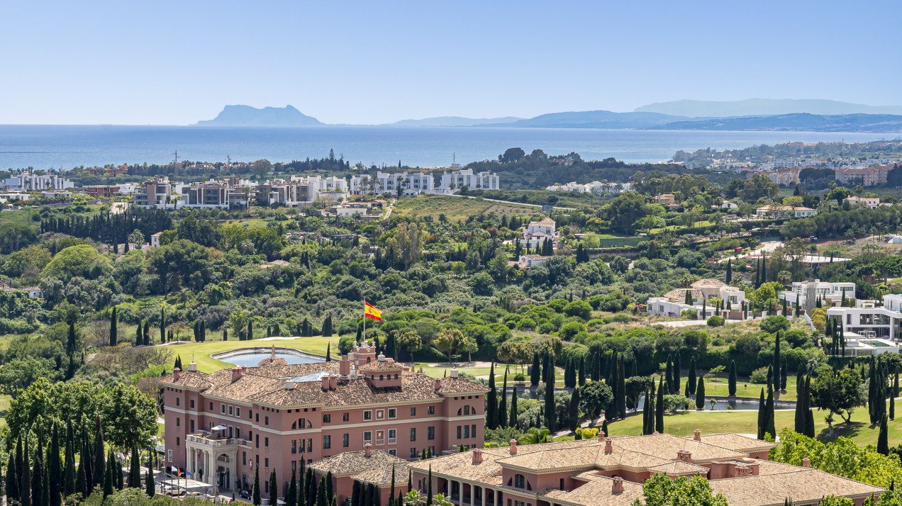Penthouse in a privileged setting with panoramic views of the sea and golf course in Los Flamingos, Benahavís
