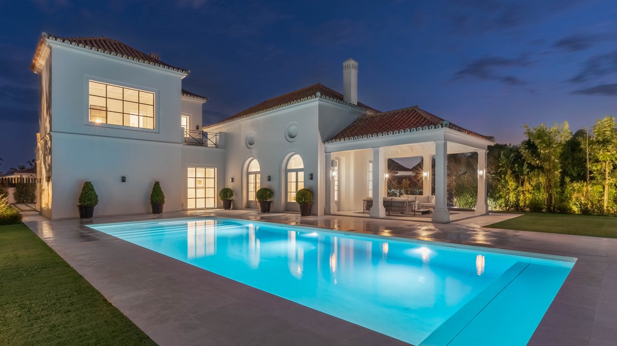 Villa de nueva construcción que fusiona estilo clásico y moderno en La Cerquilla, Nueva Andalucía