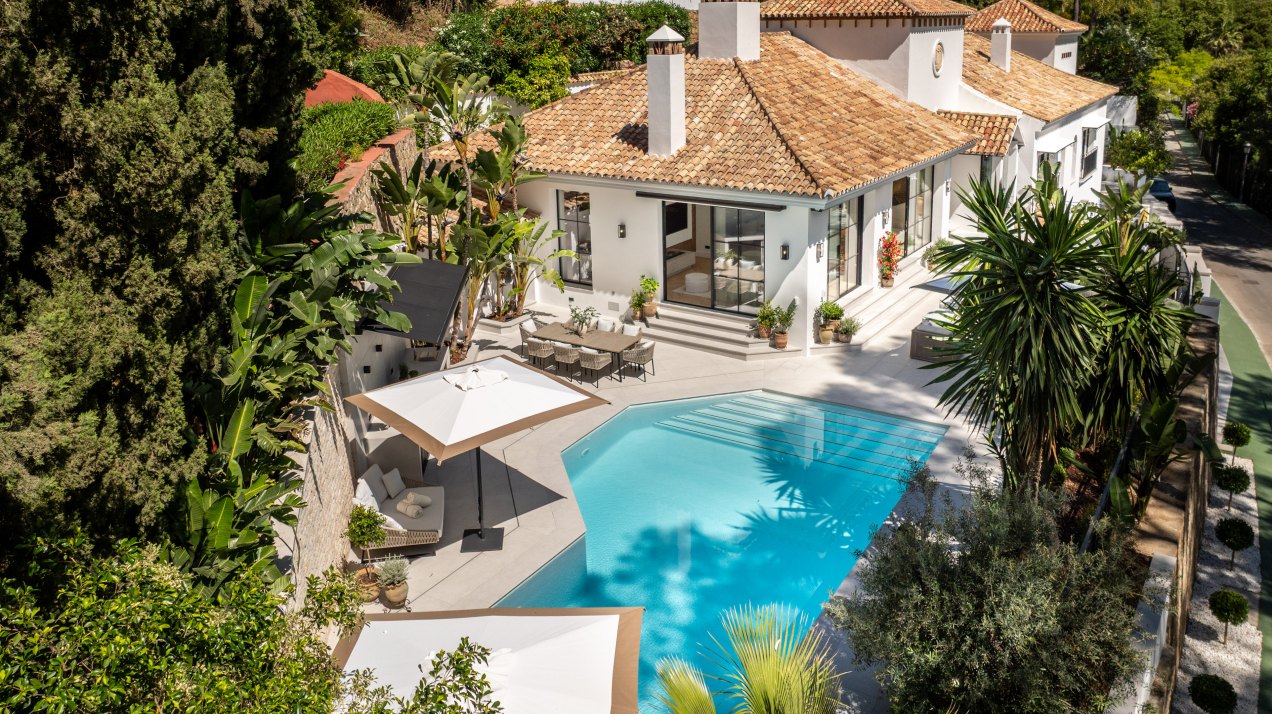 Exceptional villa situated in the heart of La Quinta, in an exclusive gated frontline golf community