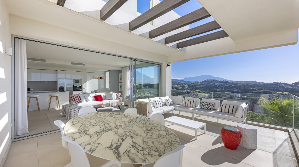 Apartamento único con vistas abiertas y panorámicas en Marbella Club Hills, Benahavís