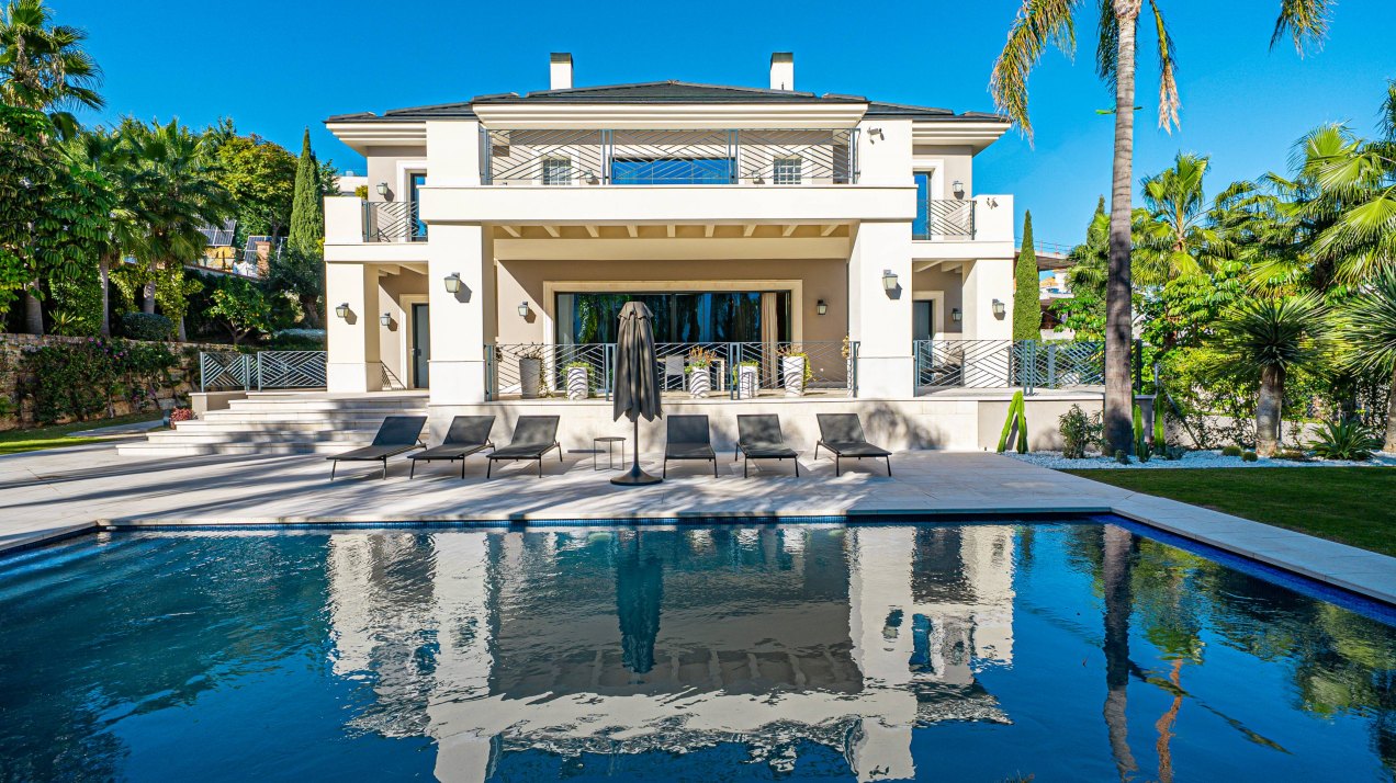 Villa de estilo moderno con hermosas vistas al mar rodeada de afamados campos de golf