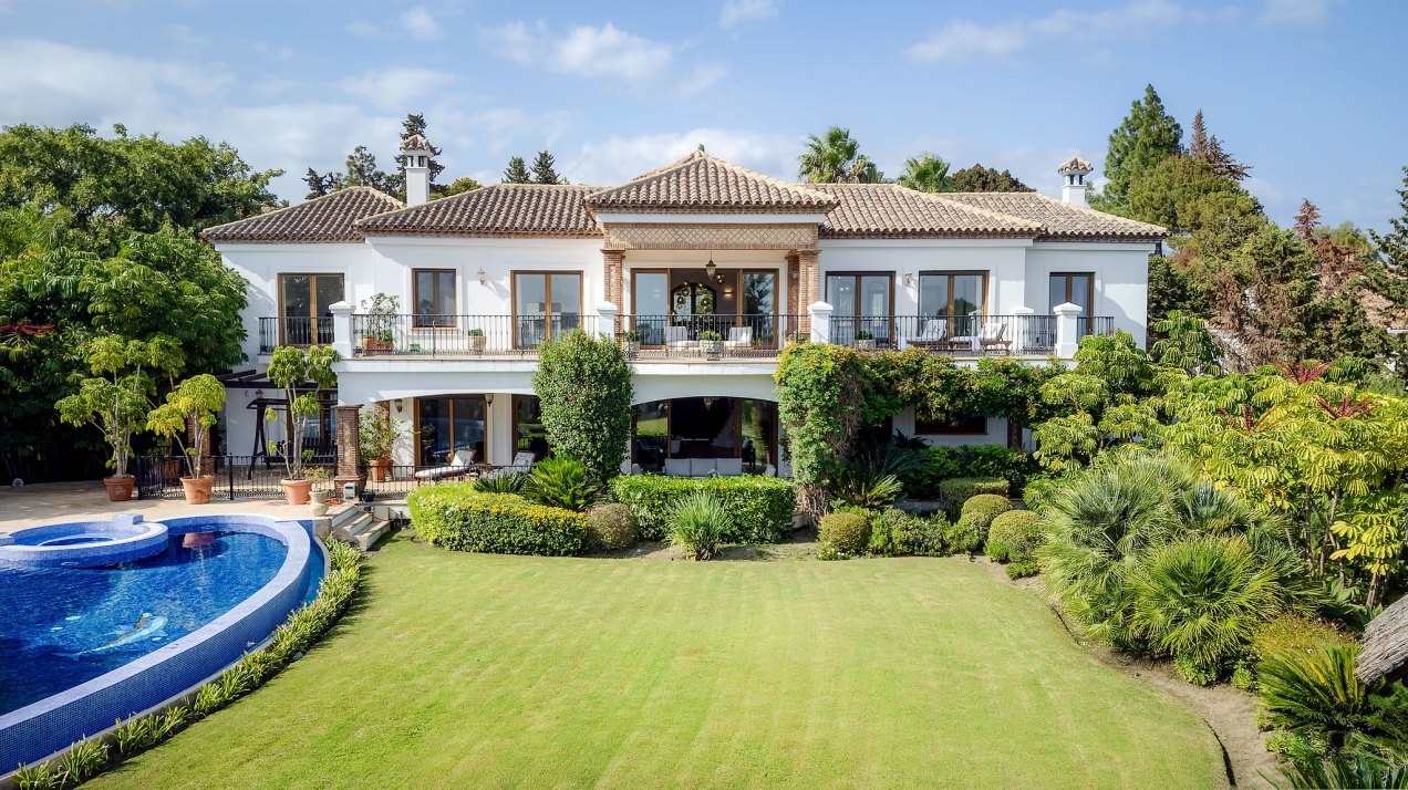 Villa de encanto andaluz y sofisticación en el Paraiso