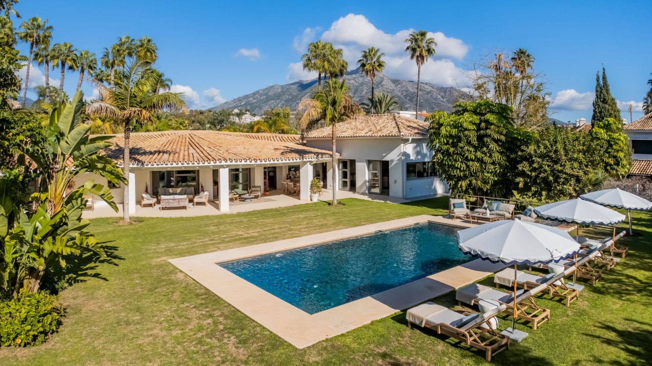 Villa llena de belleza con un exhuberante jardín en la Cerquilla