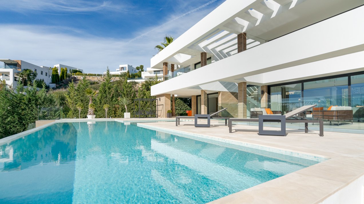 Extraordinary villa combining luxury, breathtaking panoramic views and modern contemporary design