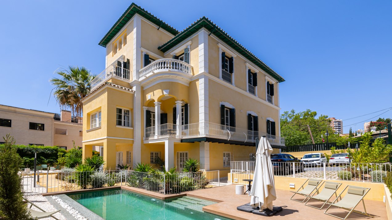 Exquisite apartment in a historic mansion in Málaga East