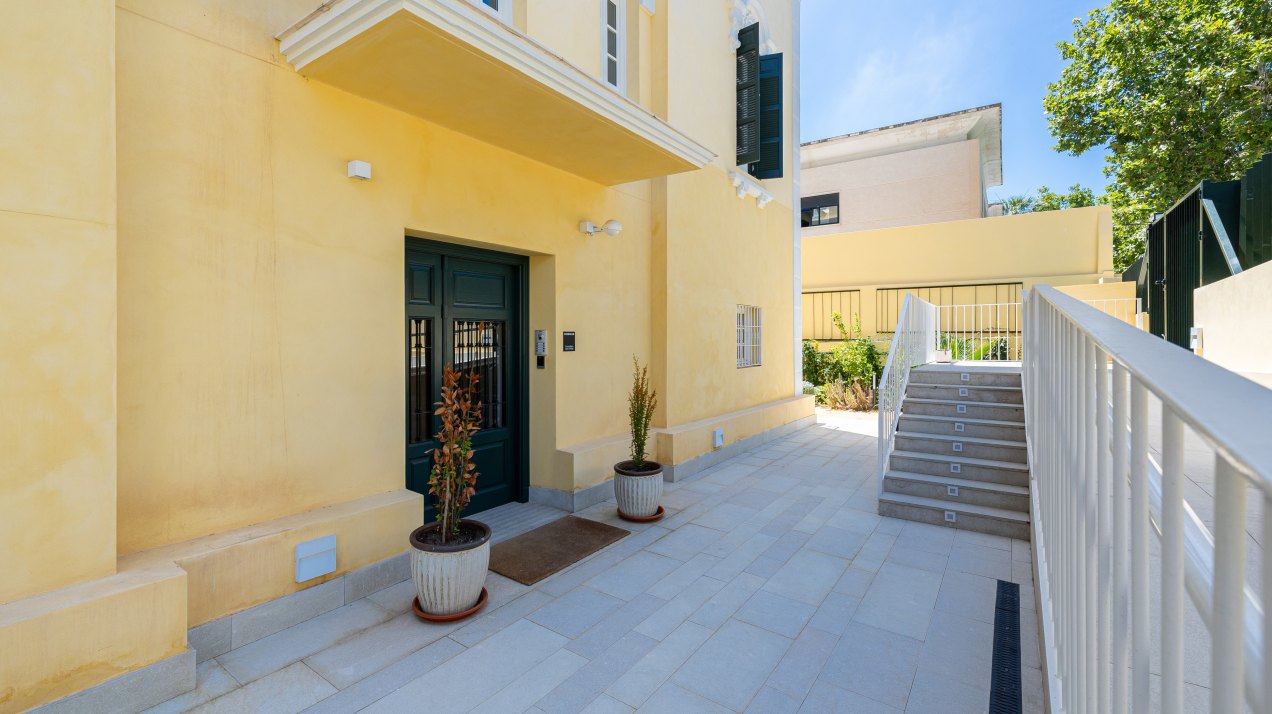 Exquisite apartment in a historic mansion in Málaga East